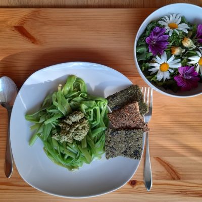 Löwenzahnnudeln mit Bärlauchpesto