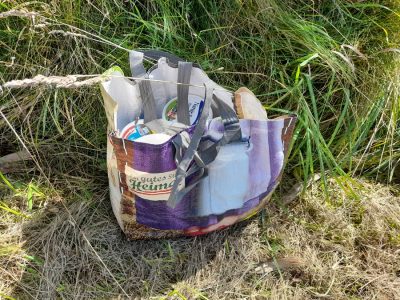 Mit Wildpflanzen gefüllte Tasche